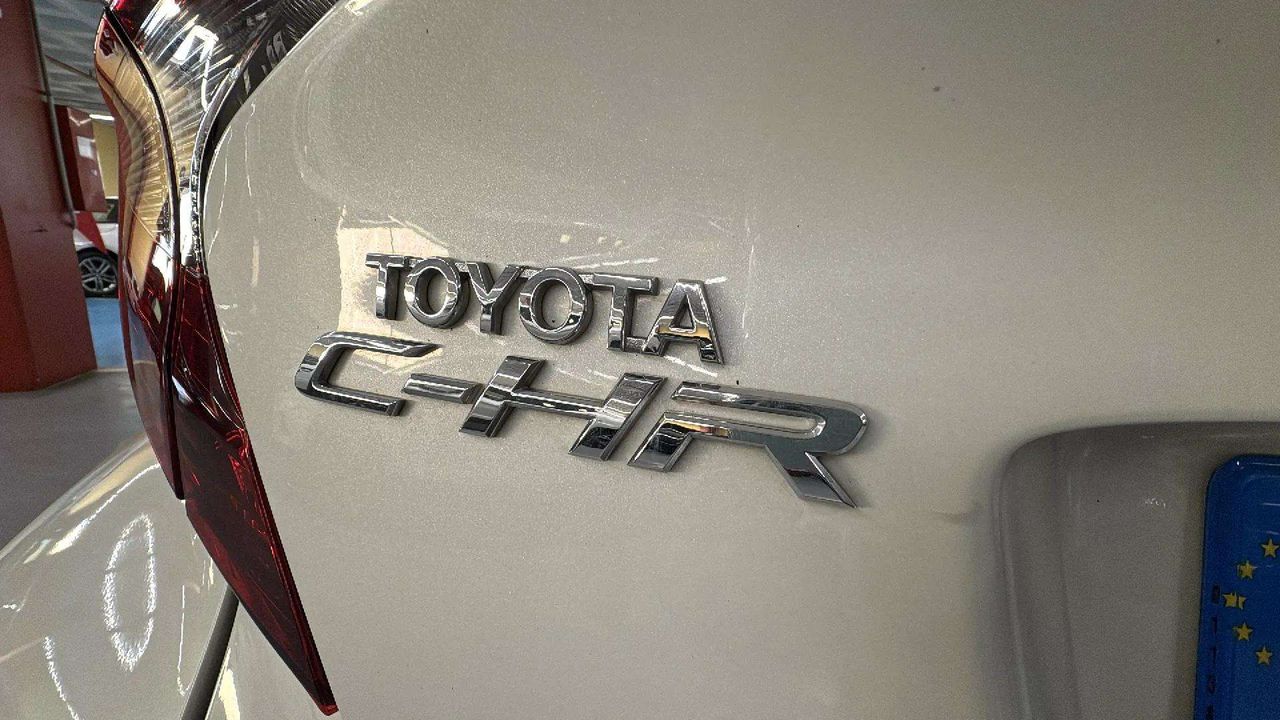 Foto Toyota C-HR 19