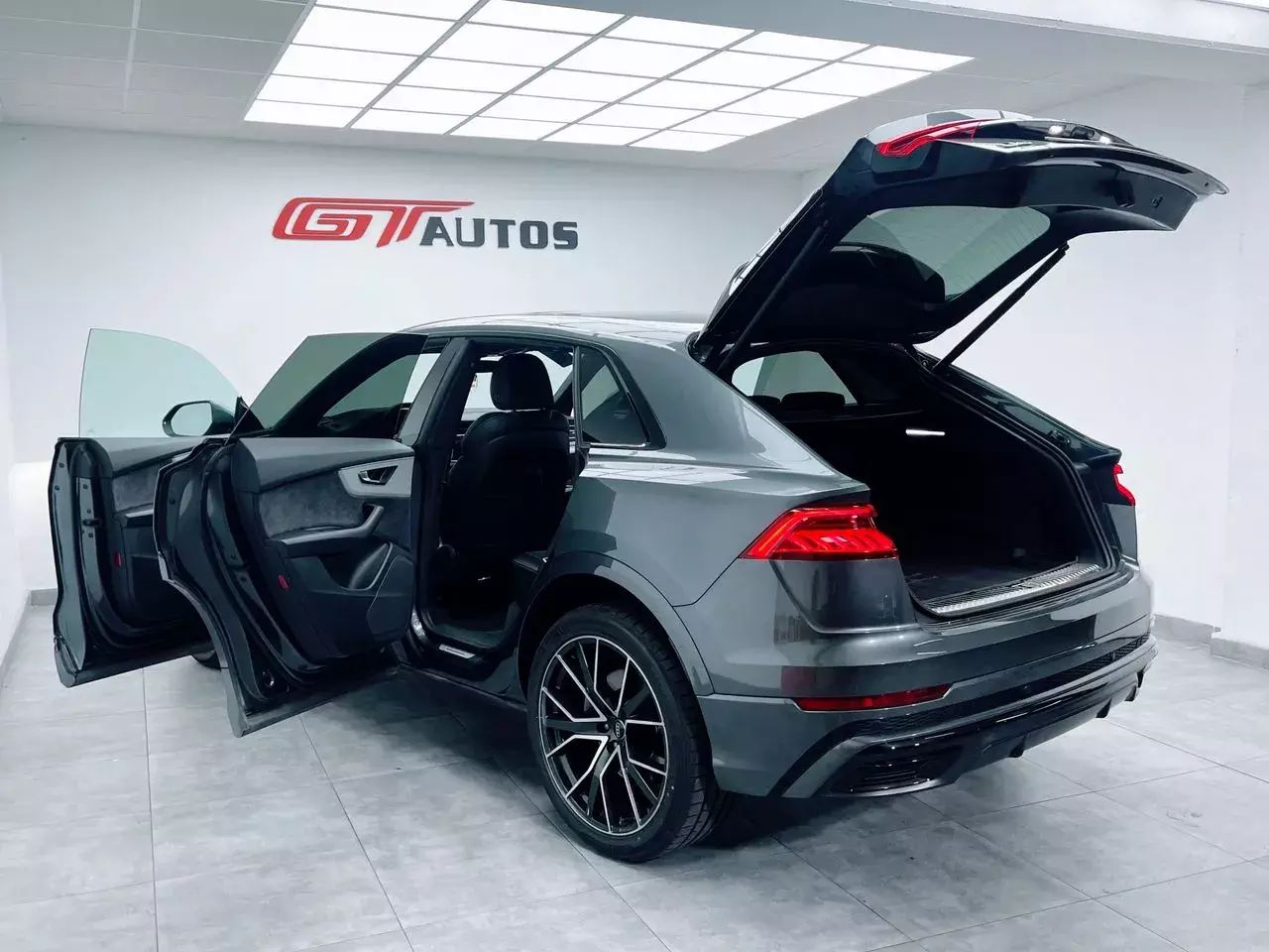 Foto Audi Q8 13