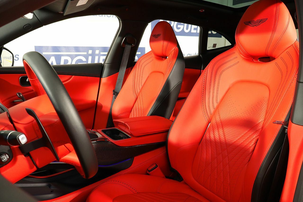 Foto Aston martin DBX 8