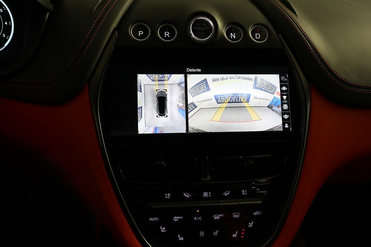 Foto Aston martin DBX 12