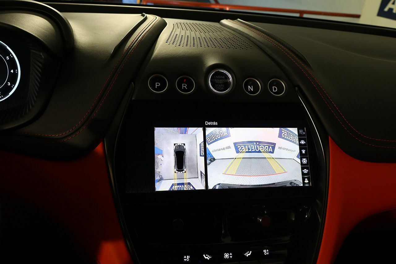 Foto Aston martin DBX 13