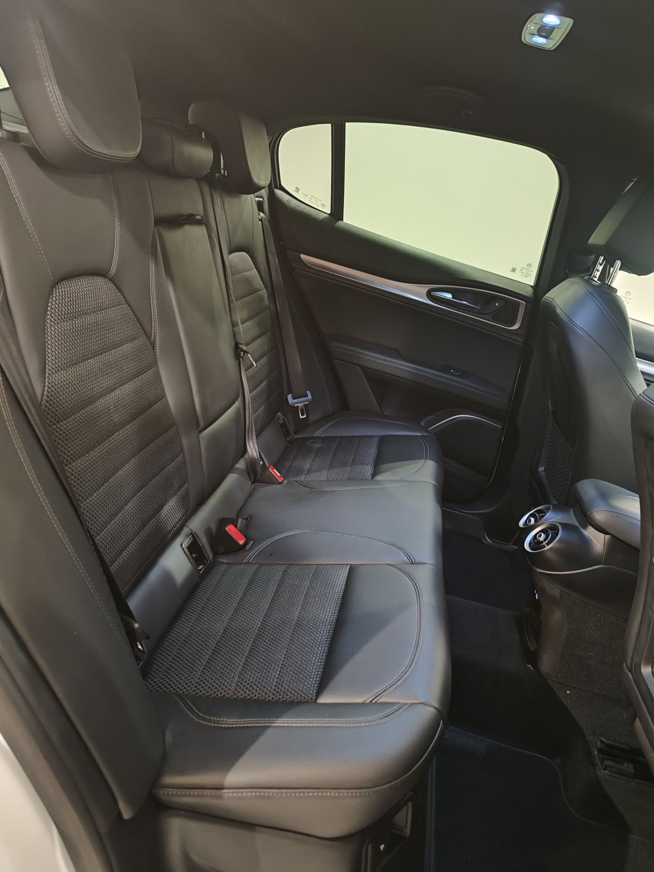 Foto Alfa Romeo Stelvio 17