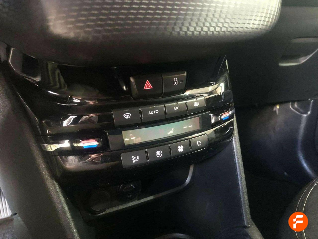 Foto Peugeot 208 12