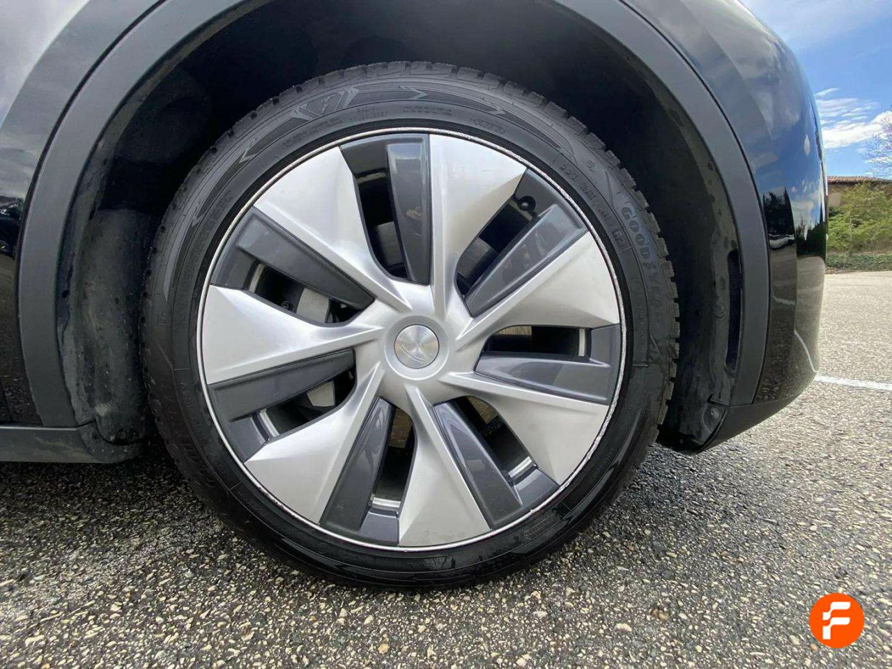 Foto Tesla Model Y 25
