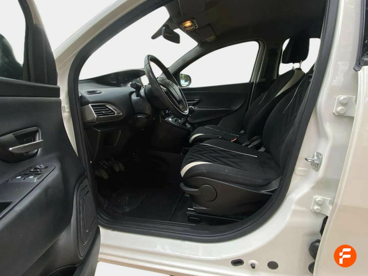 Foto Lancia Ypsilon 9