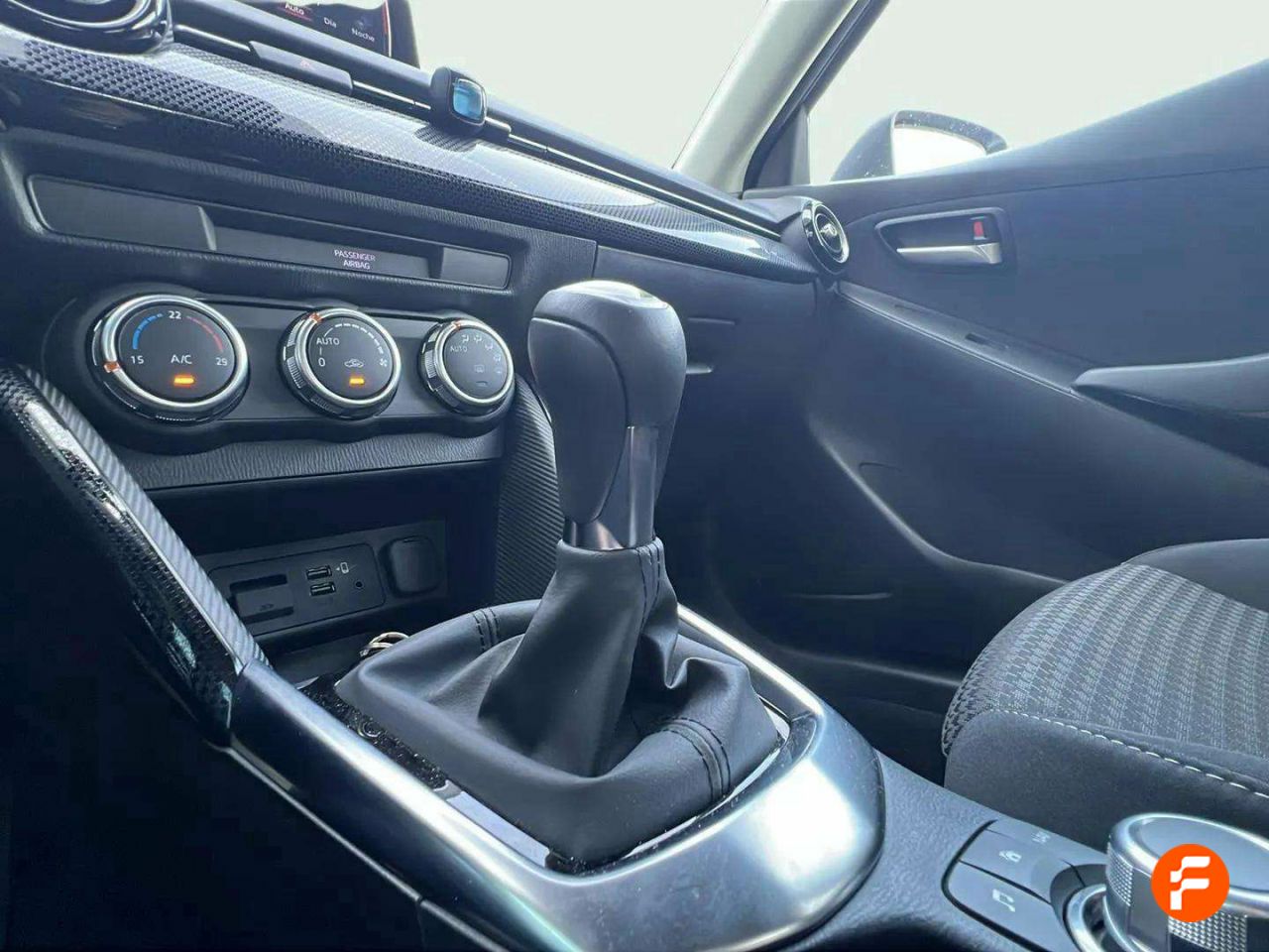 Foto Mazda Mazda2 27