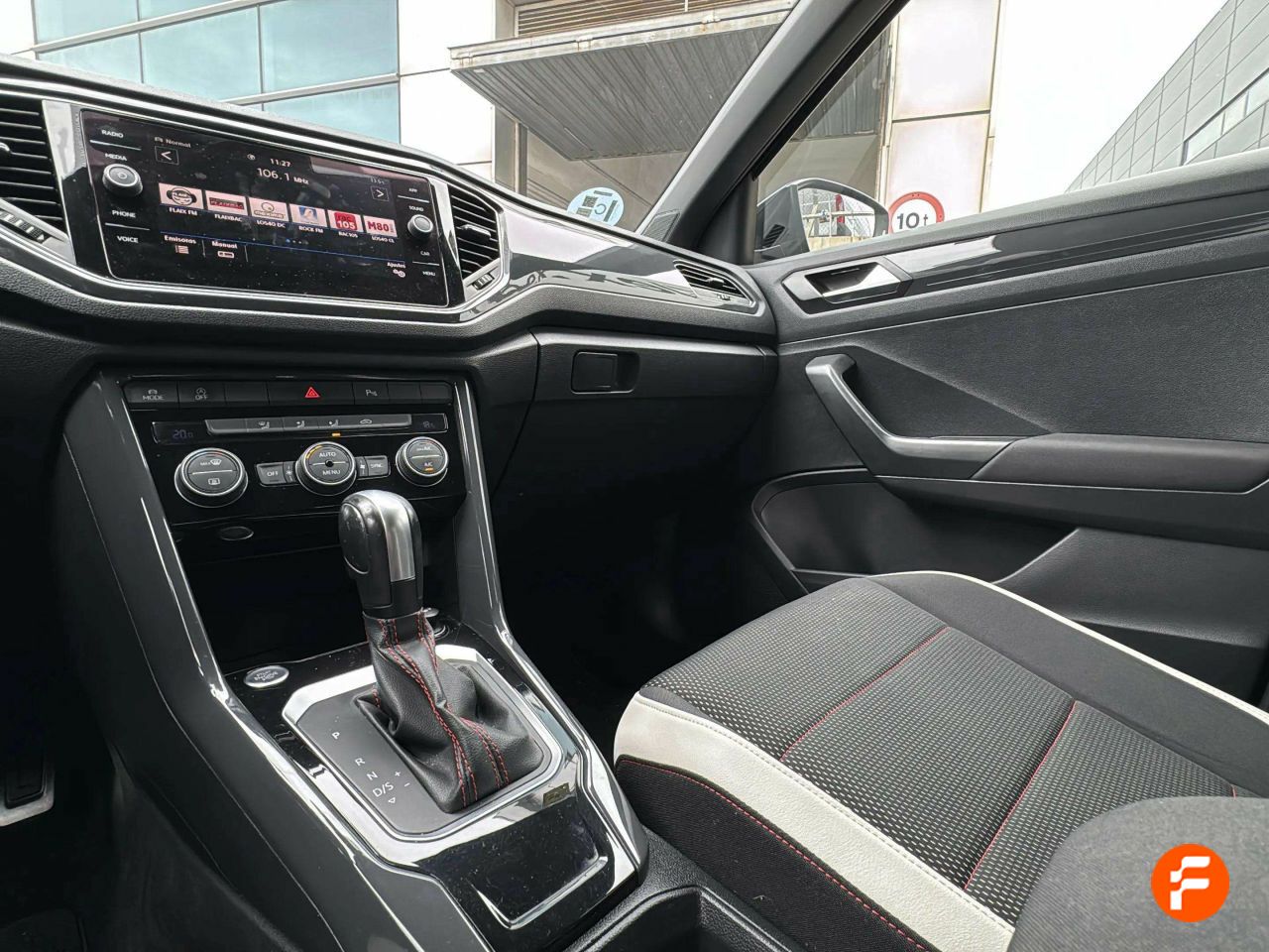 Foto Volkswagen T-Roc 24