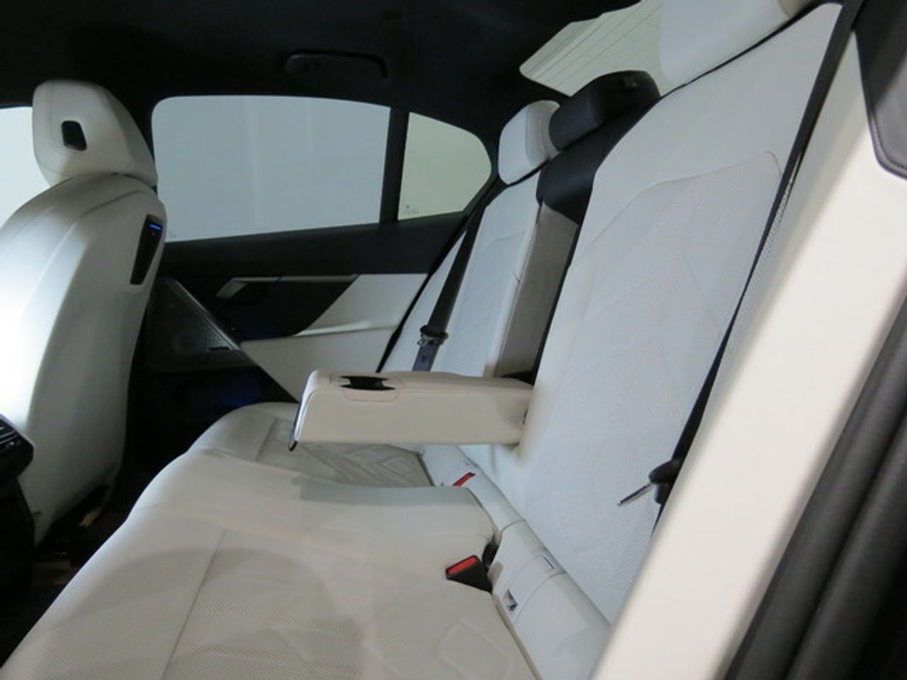 Foto BMW i5 11