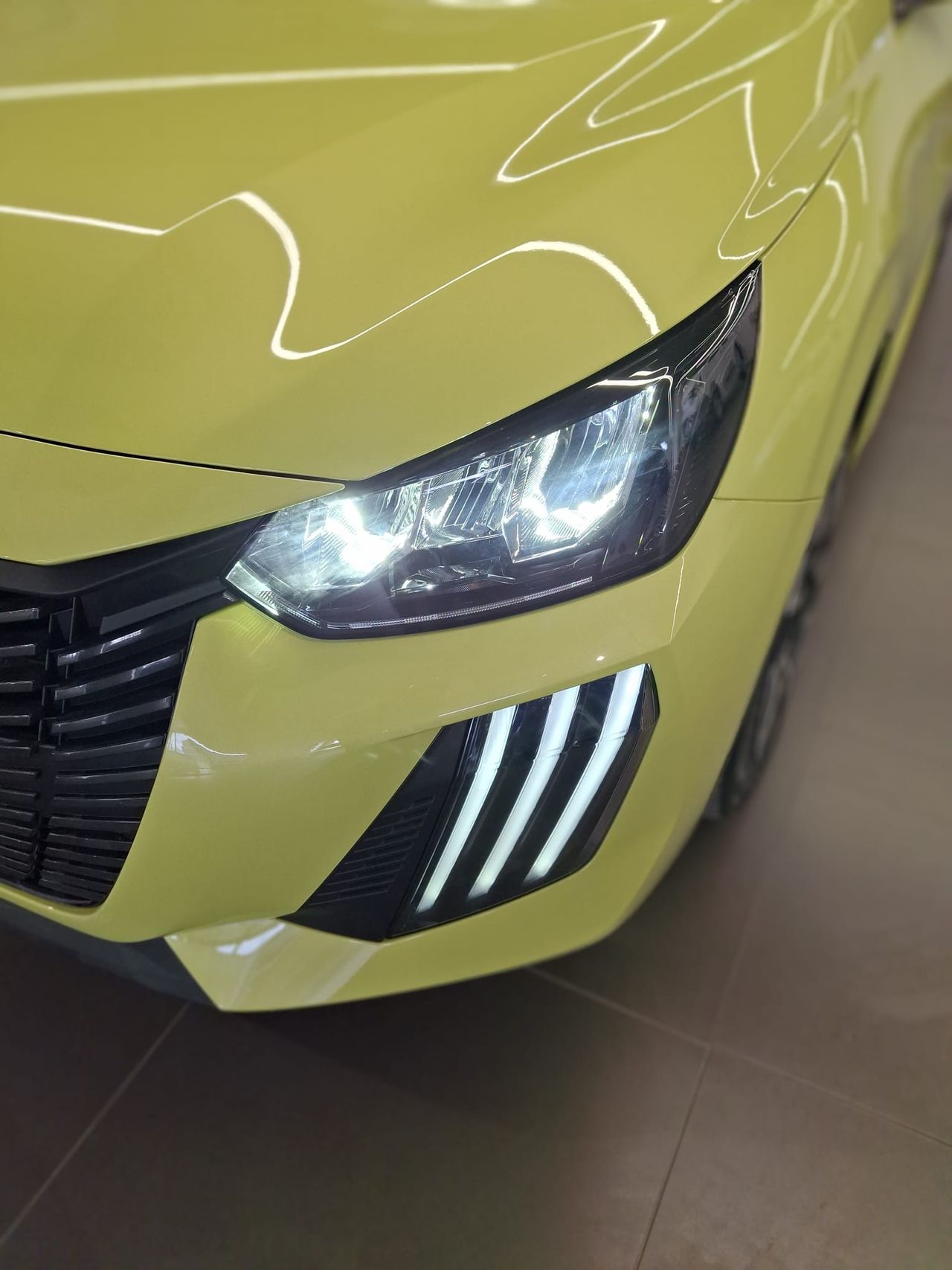 Foto Peugeot 208 4