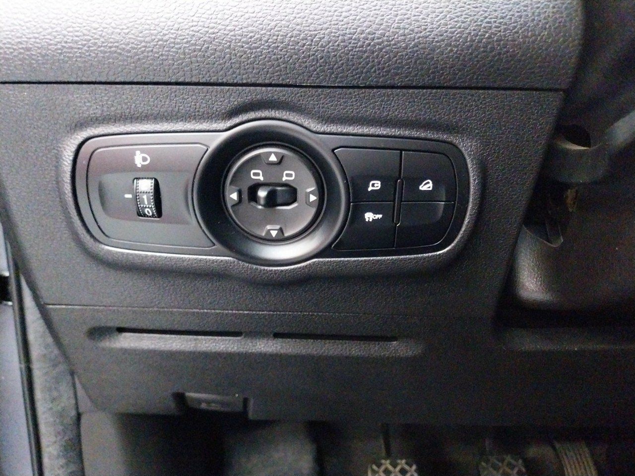 Foto DR Automobiles DR4 33