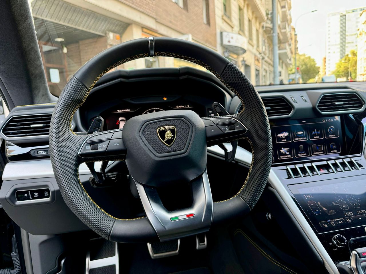 Foto Lamborghini Urus 13