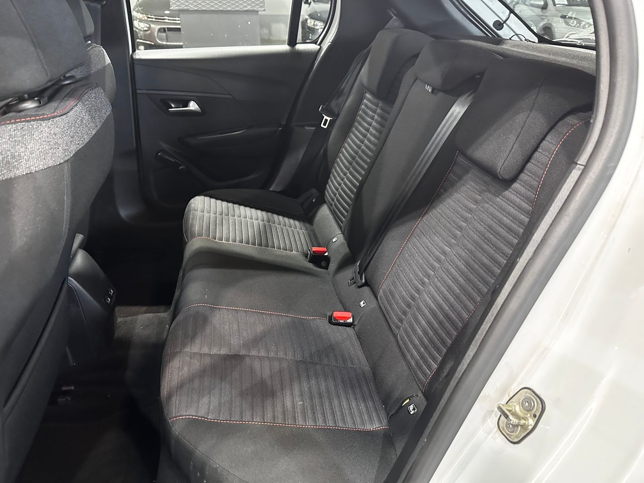Foto Peugeot e-208 10