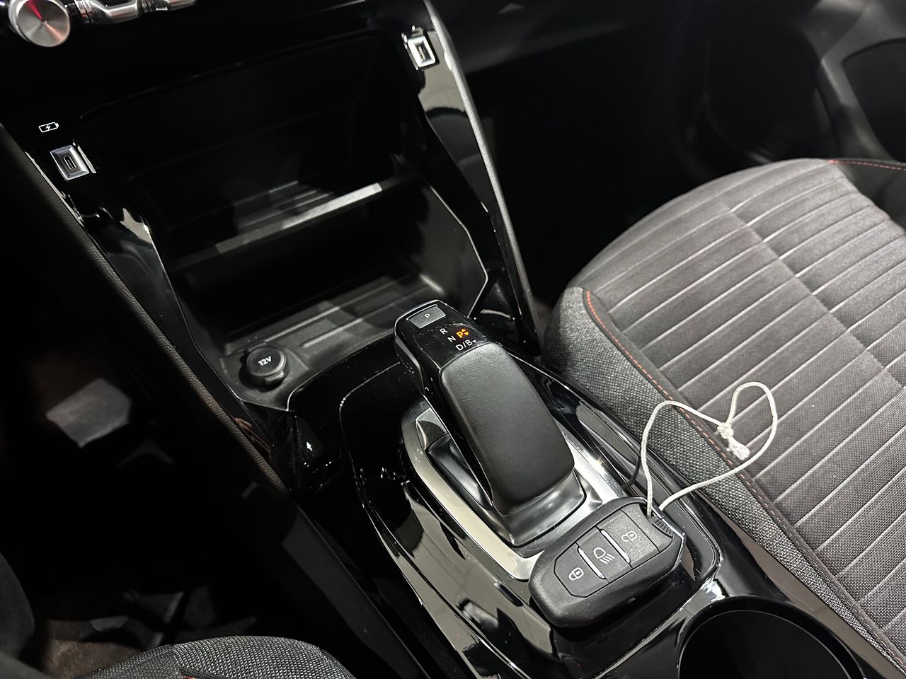 Foto Peugeot e-208 14