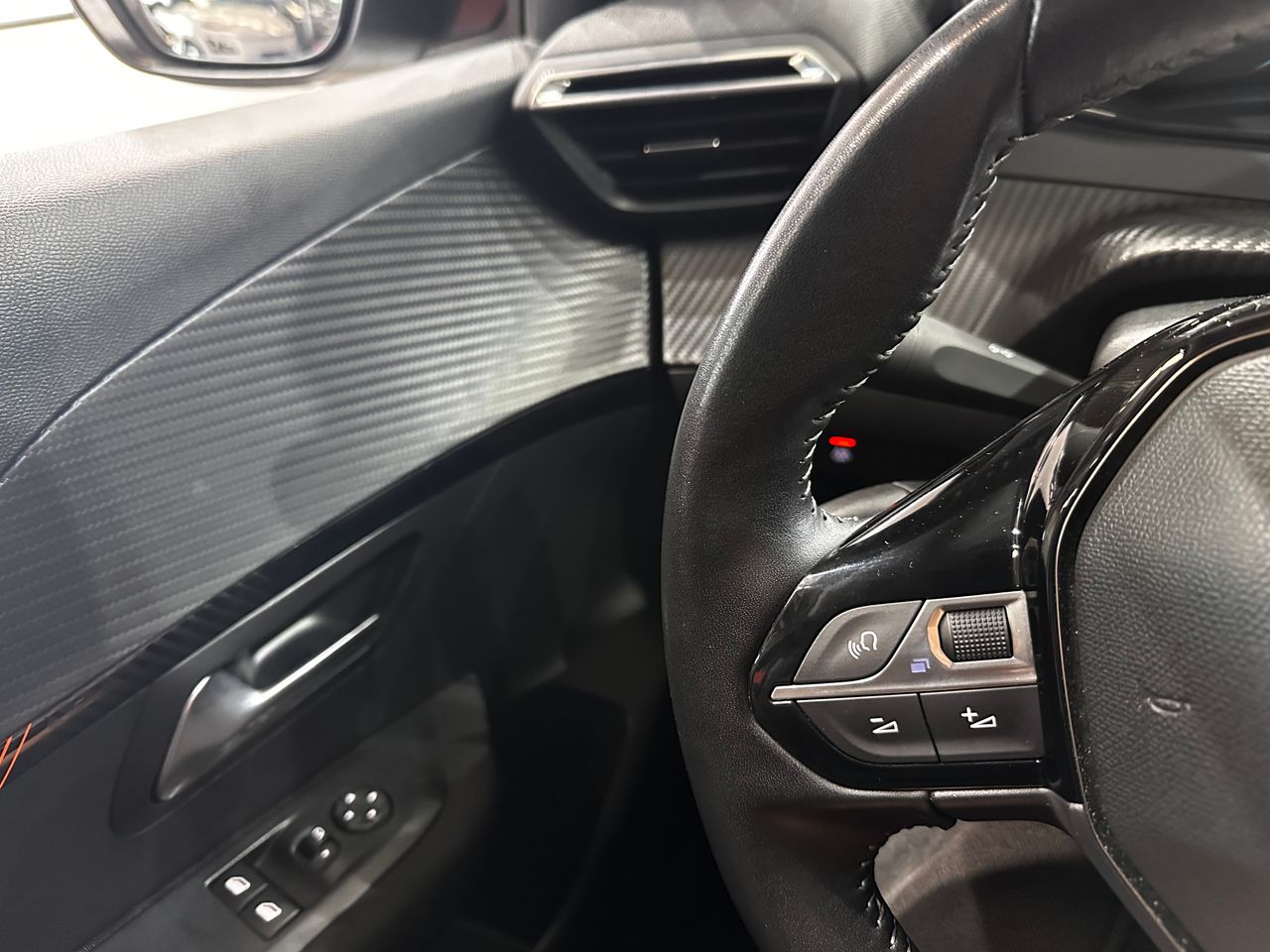 Foto Peugeot e-208 16