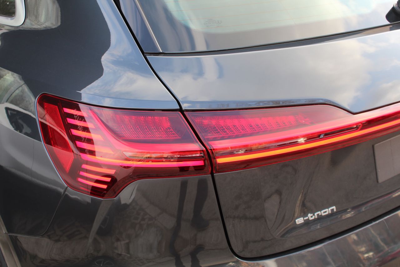 Foto Audi E-tron 30