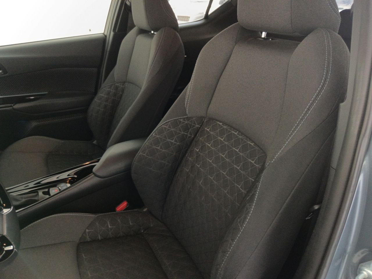 Foto Toyota C-HR 23