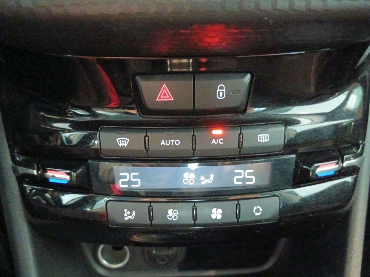 Foto Peugeot 208 19