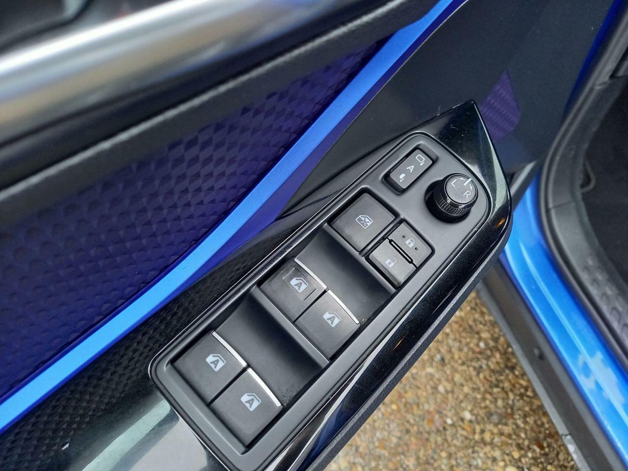 Foto Toyota C-HR 11