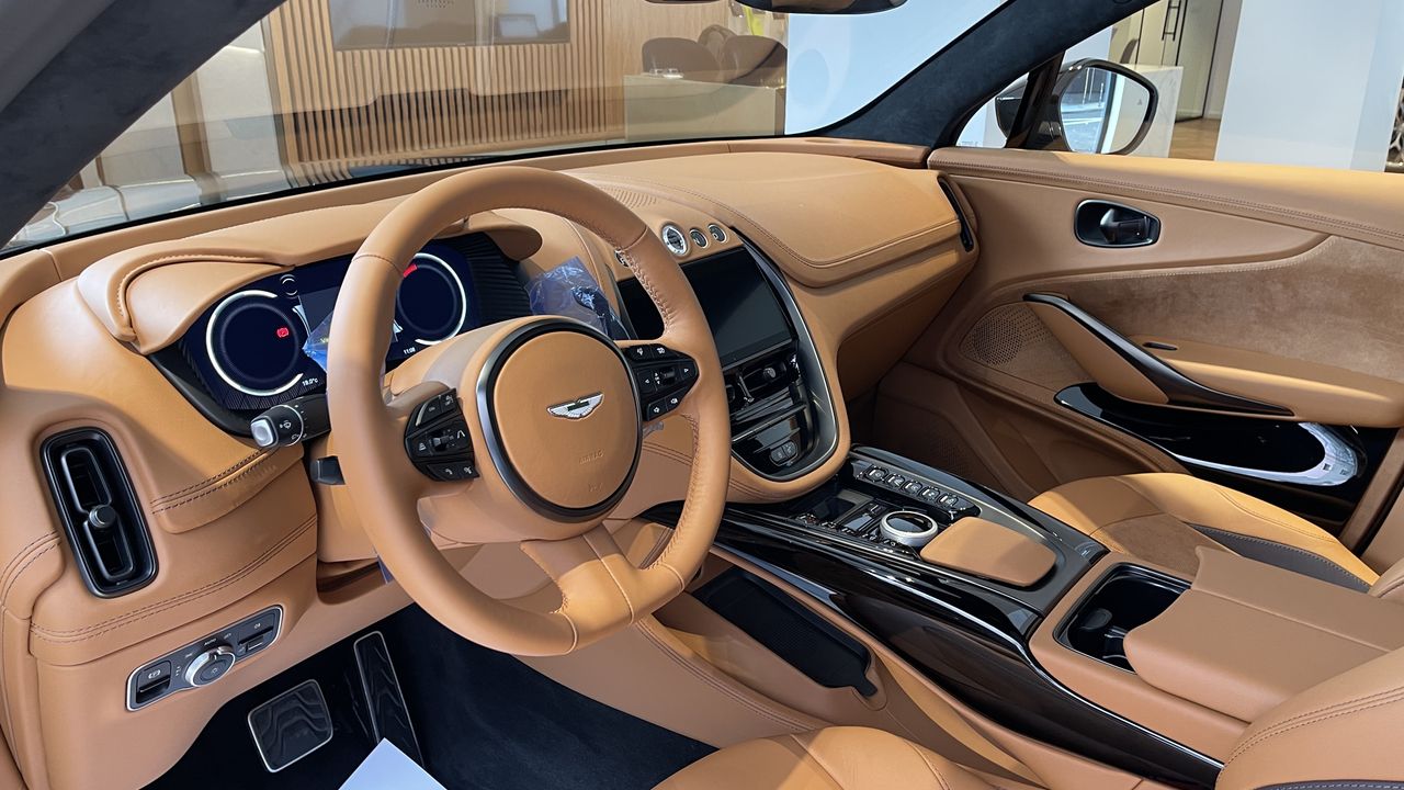 Foto Aston martin DBX 5