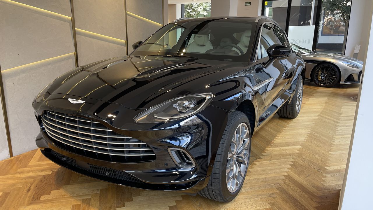 Foto Aston martin DBX 3