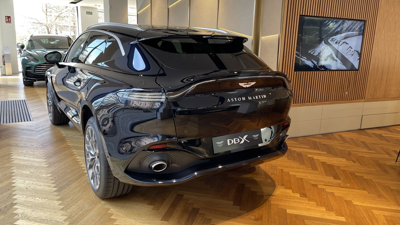 Foto Aston martin DBX 4