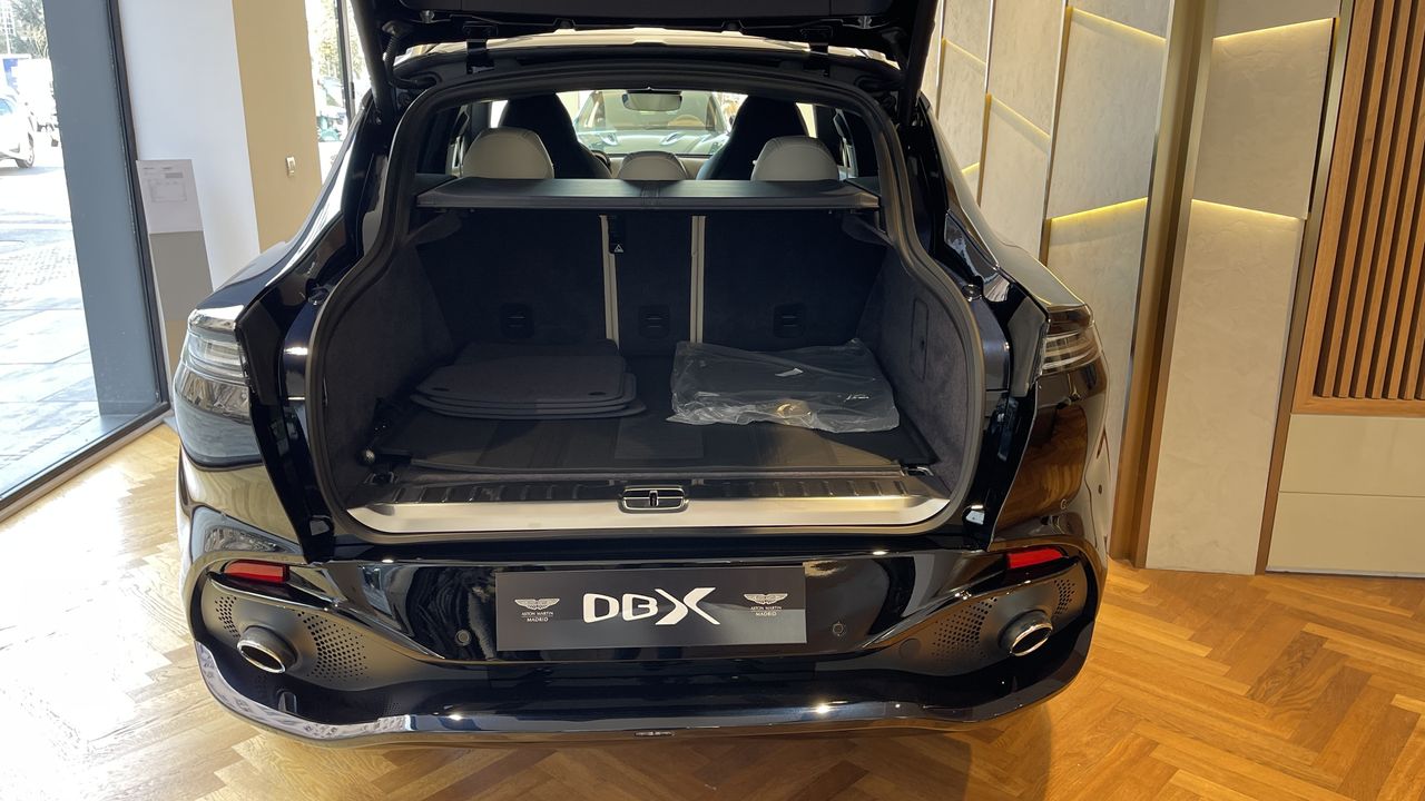 Foto Aston martin DBX 6