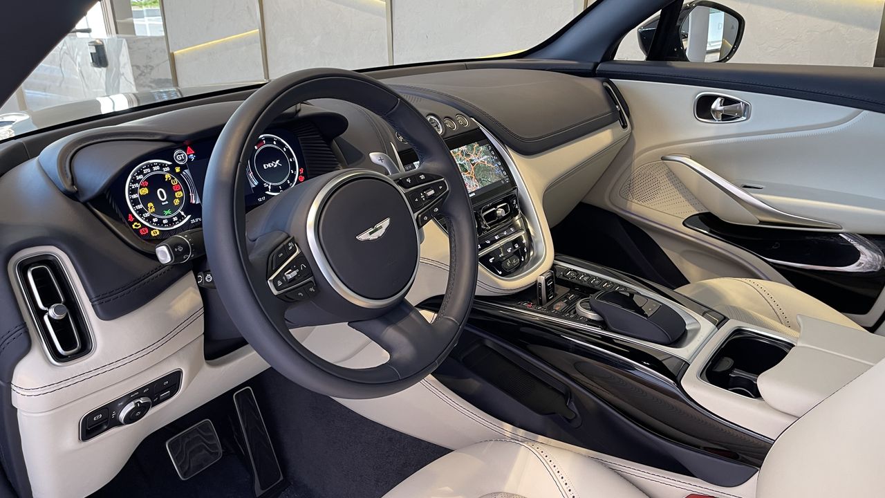 Foto Aston martin DBX 8