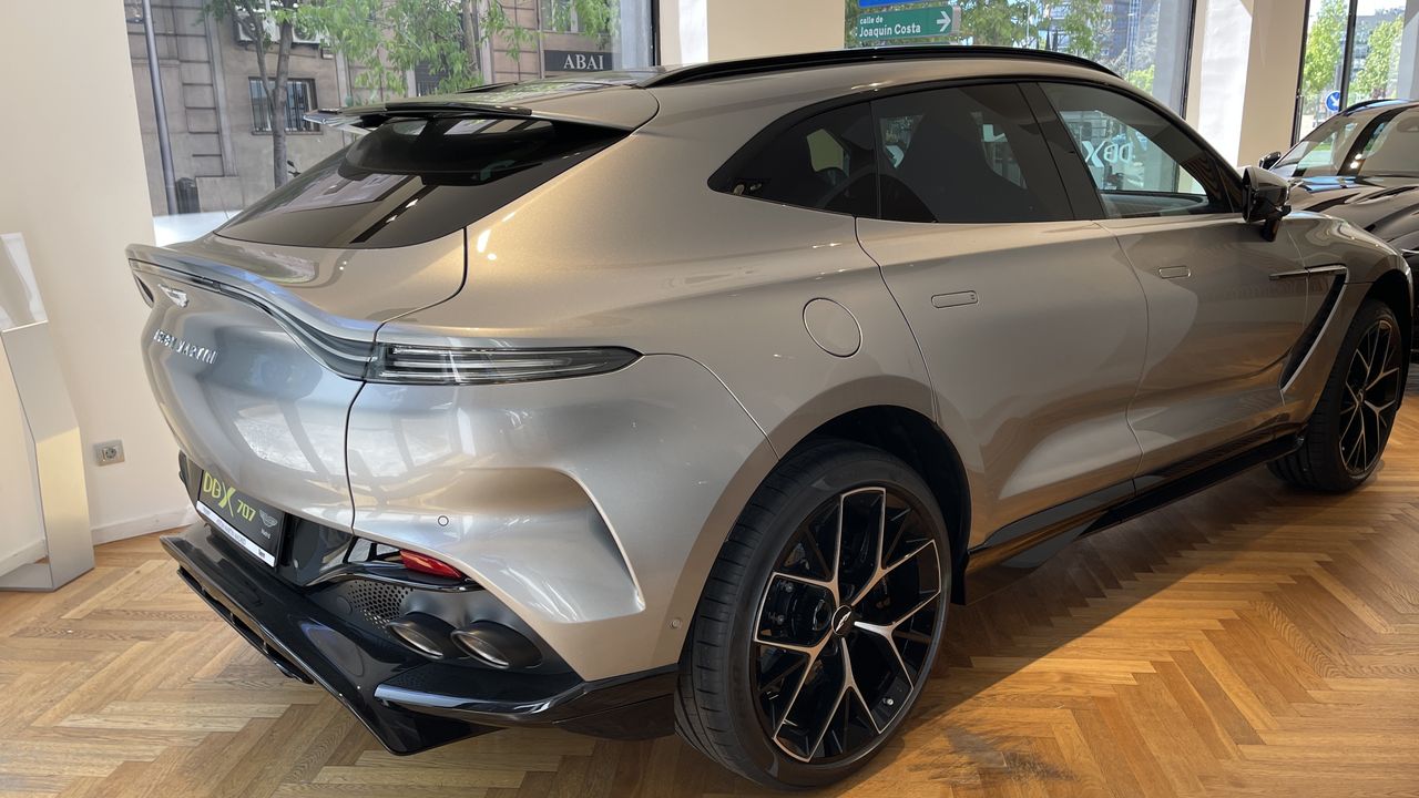 Foto Aston martin DBX 4