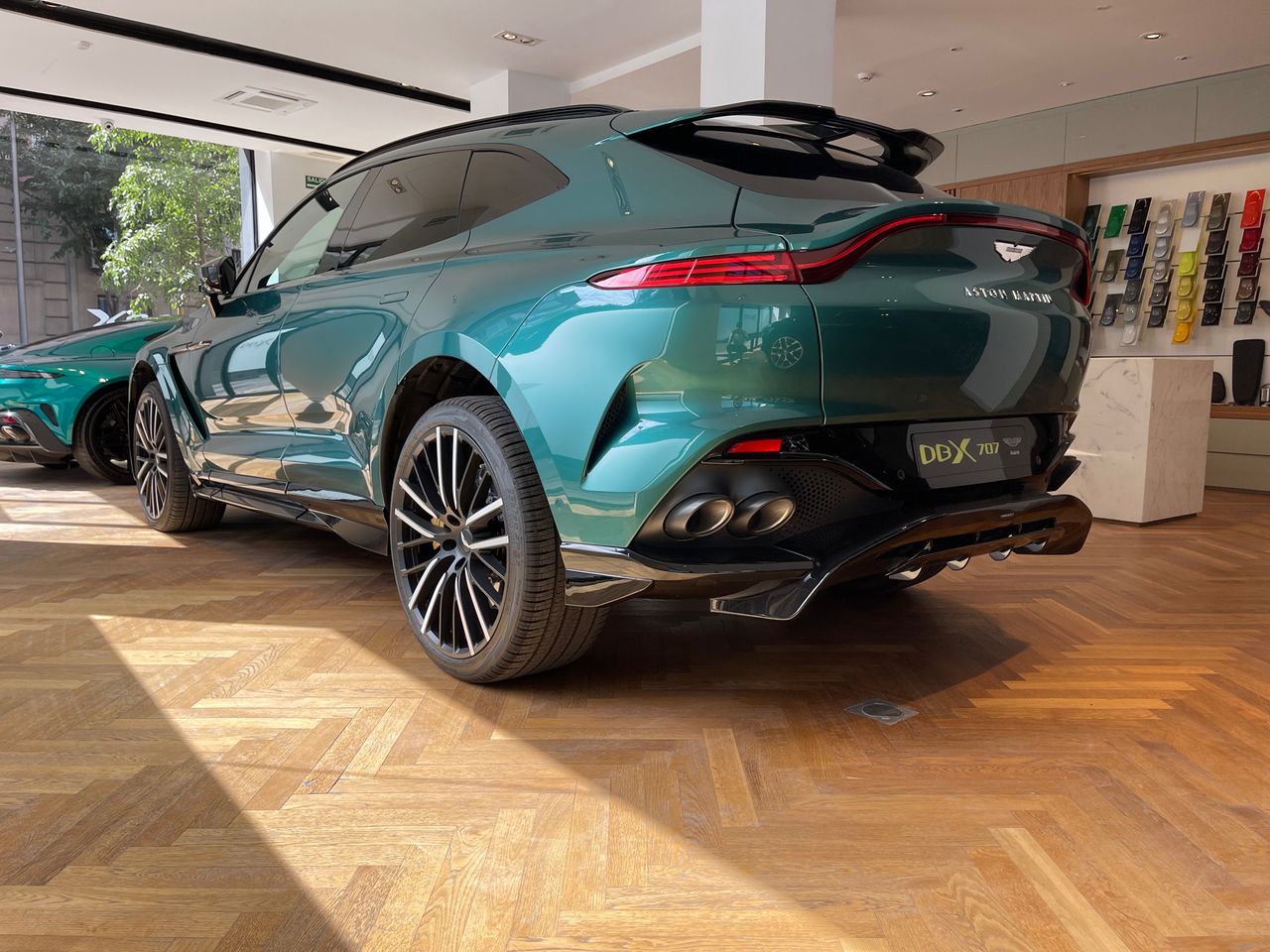 Foto Aston martin DBX 4