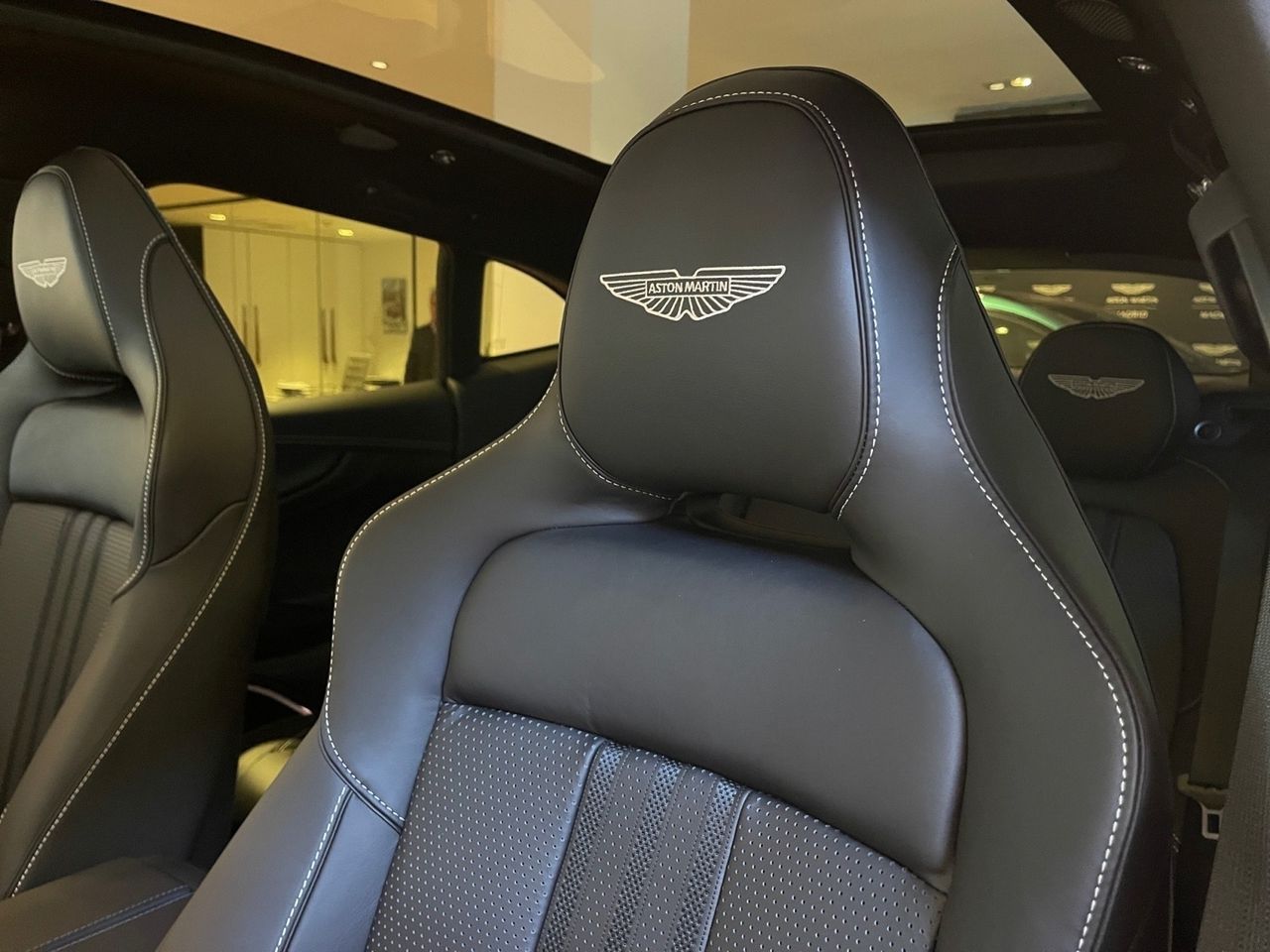 Foto Aston martin DBX 9