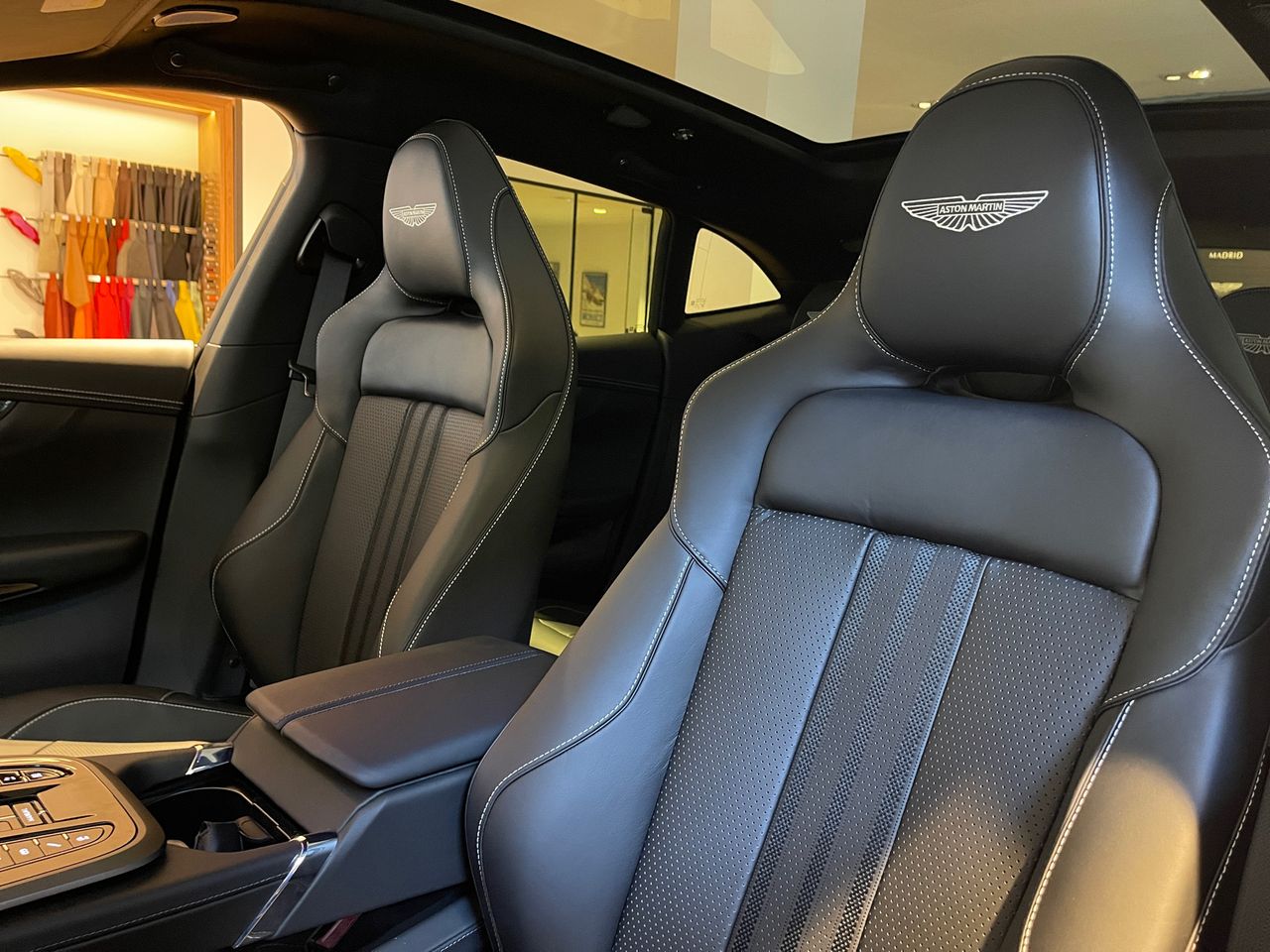 Foto Aston martin DBX 12