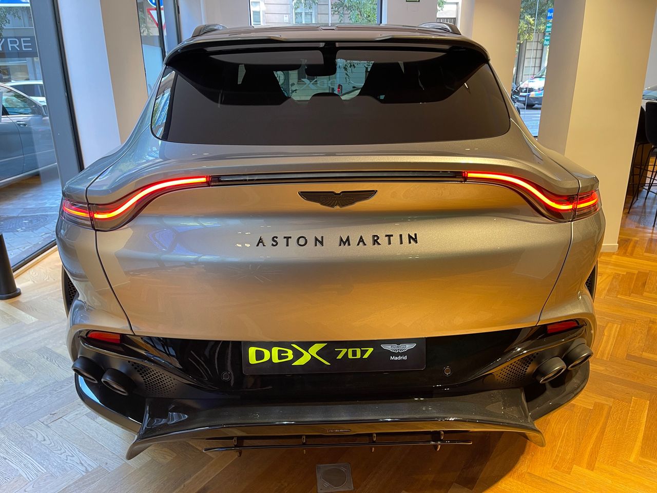 Foto Aston martin DBX 14