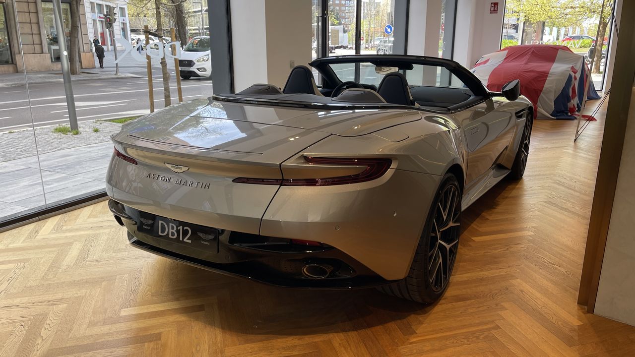 Foto Aston martin DB12 4