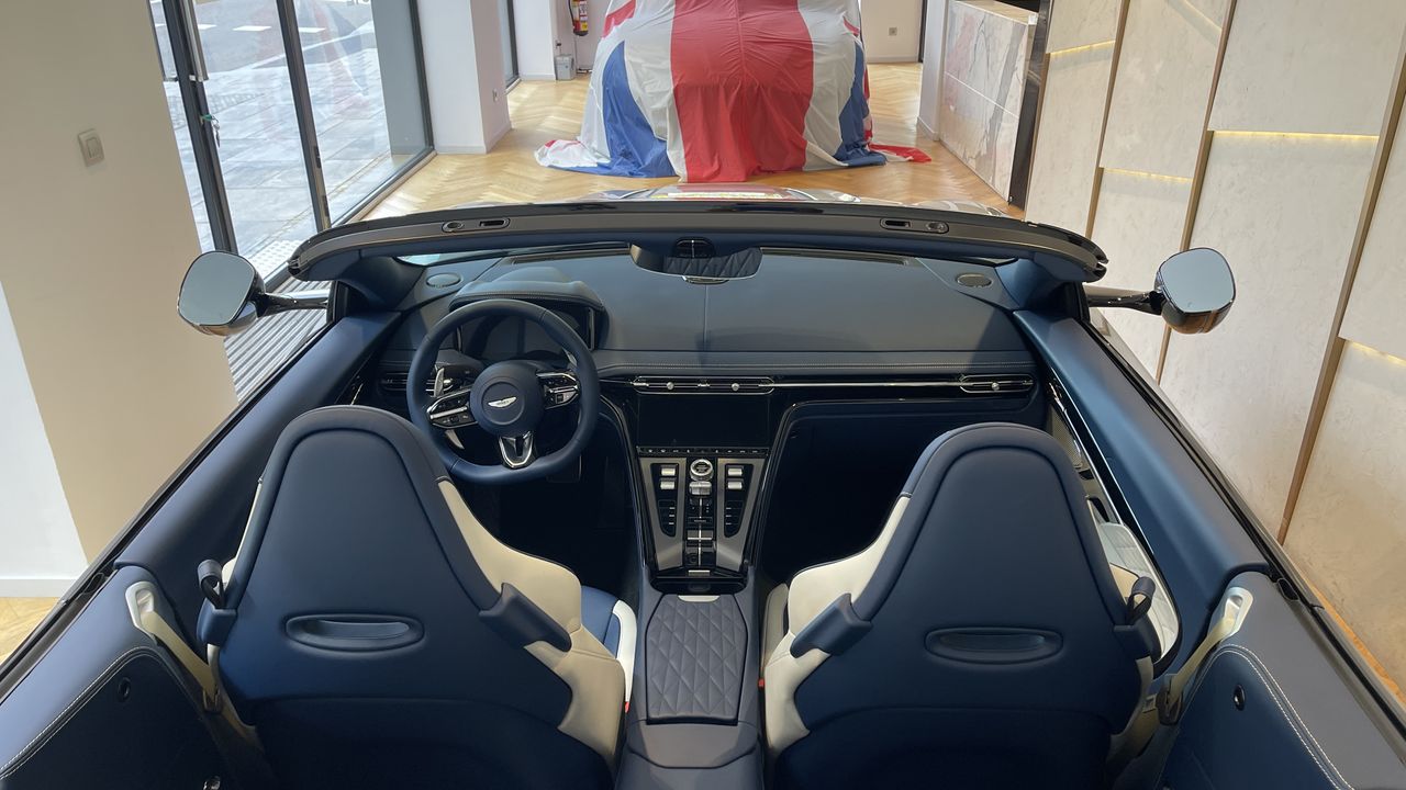 Foto Aston martin DB12 9