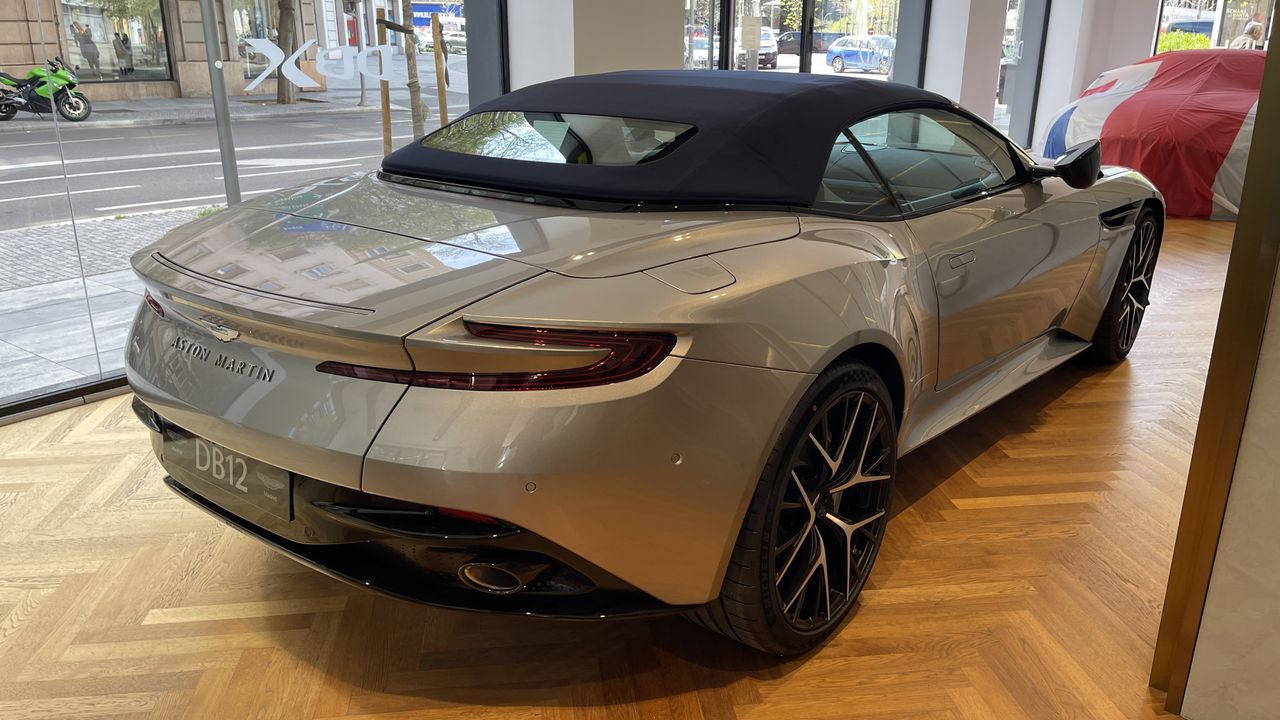 Foto Aston martin DB12 11