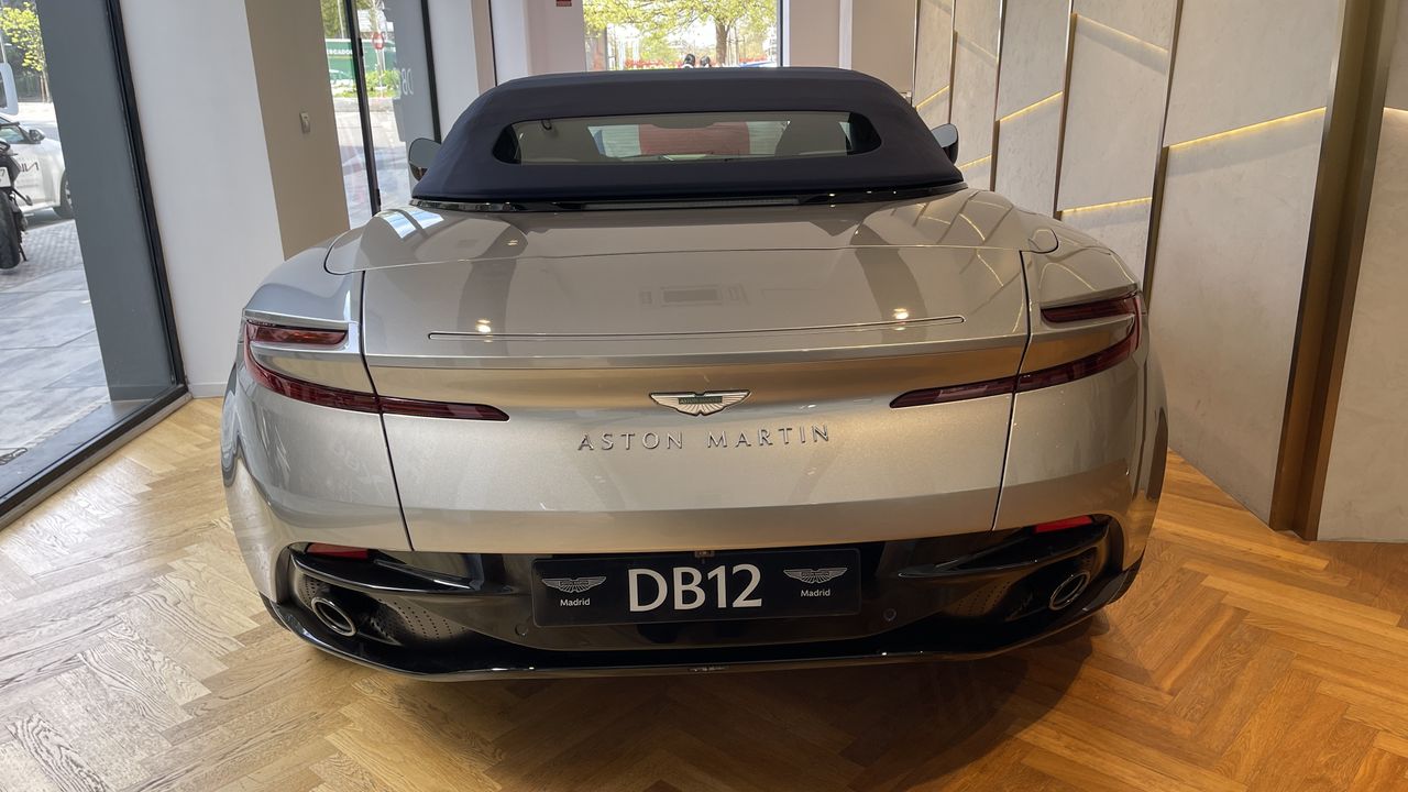 Foto Aston martin DB12 12