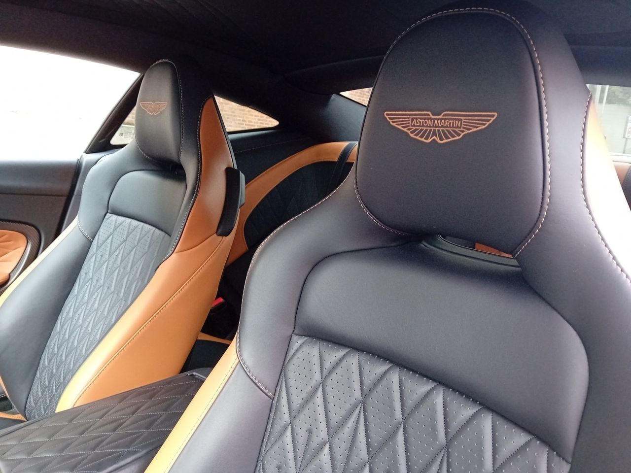 Foto Aston martin DB12 13