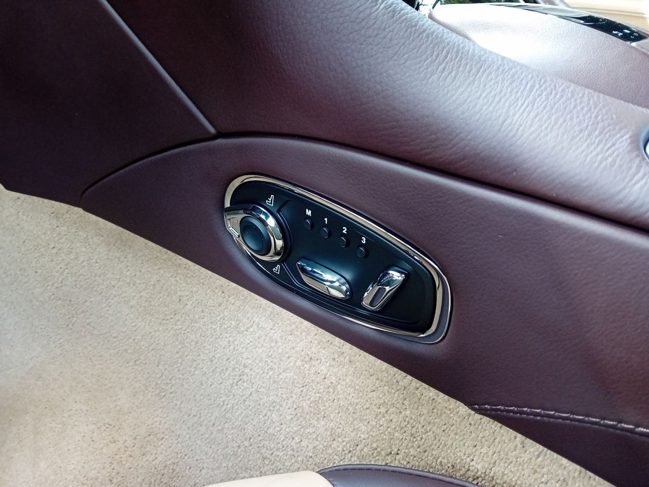 Foto Aston martin DBS 19