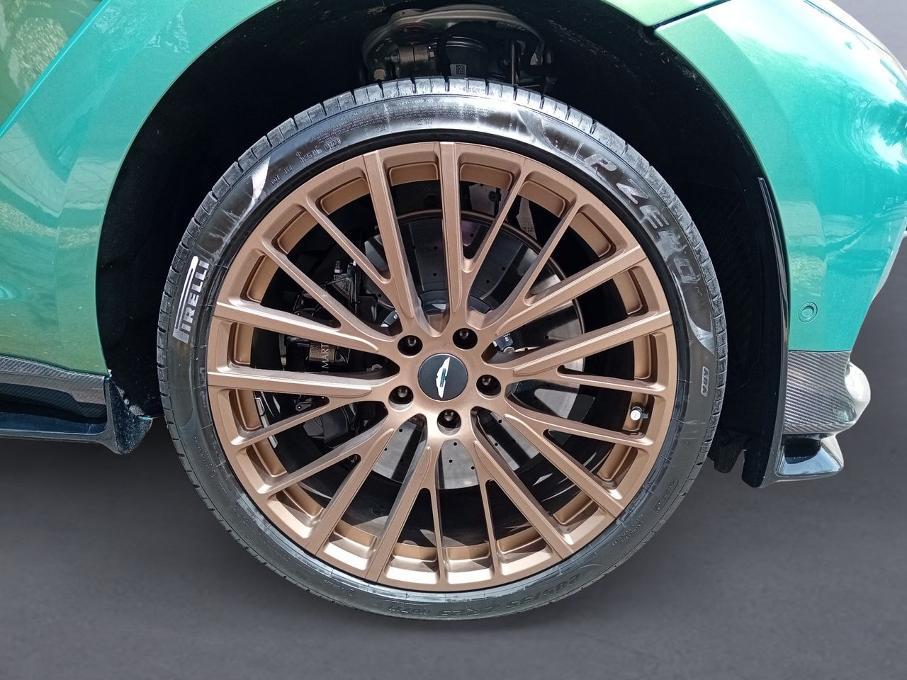 Foto Aston martin DBX 13