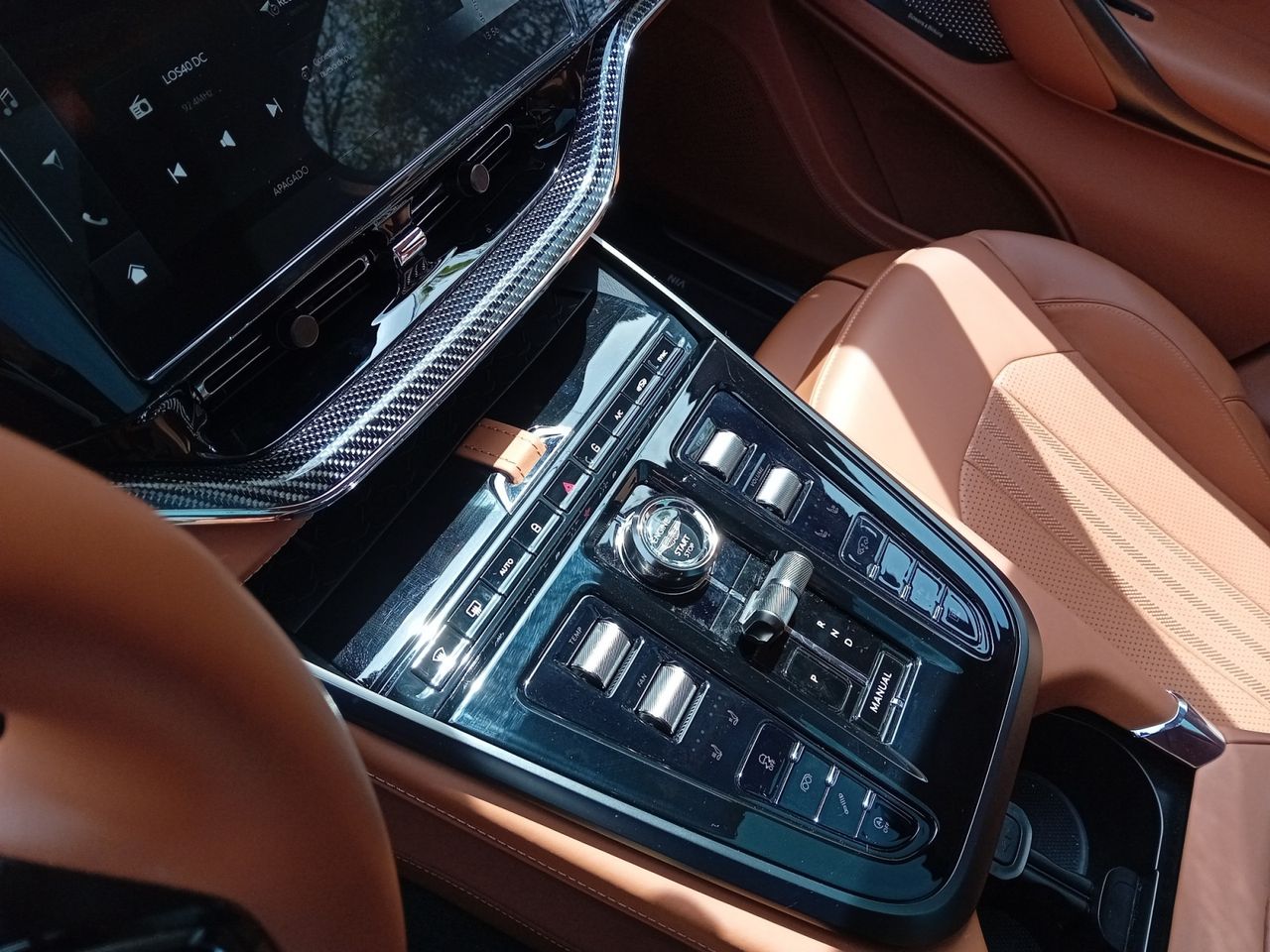 Foto Aston martin DBX 14