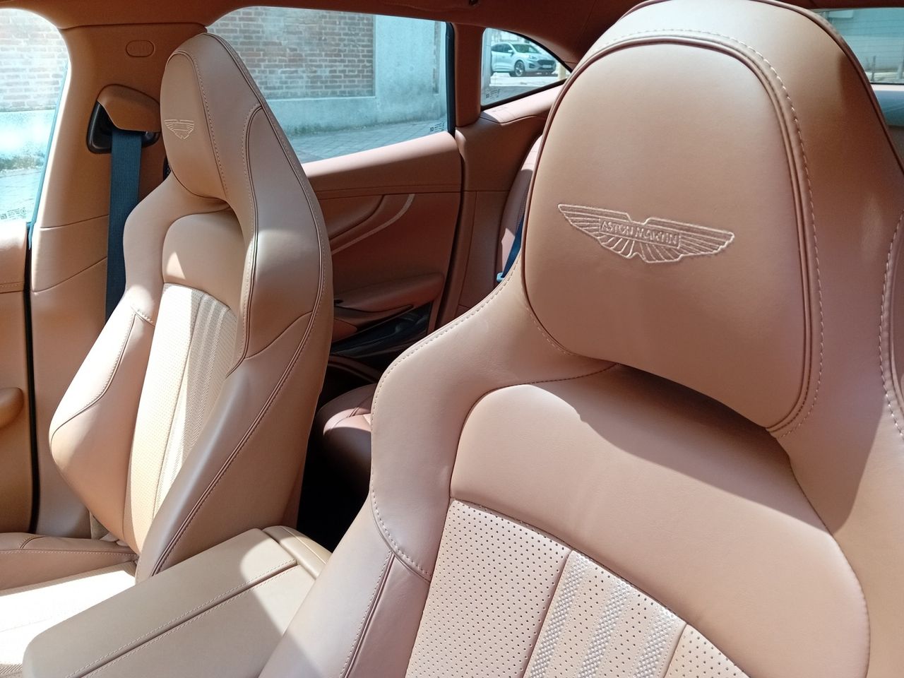 Foto Aston martin DBX 16