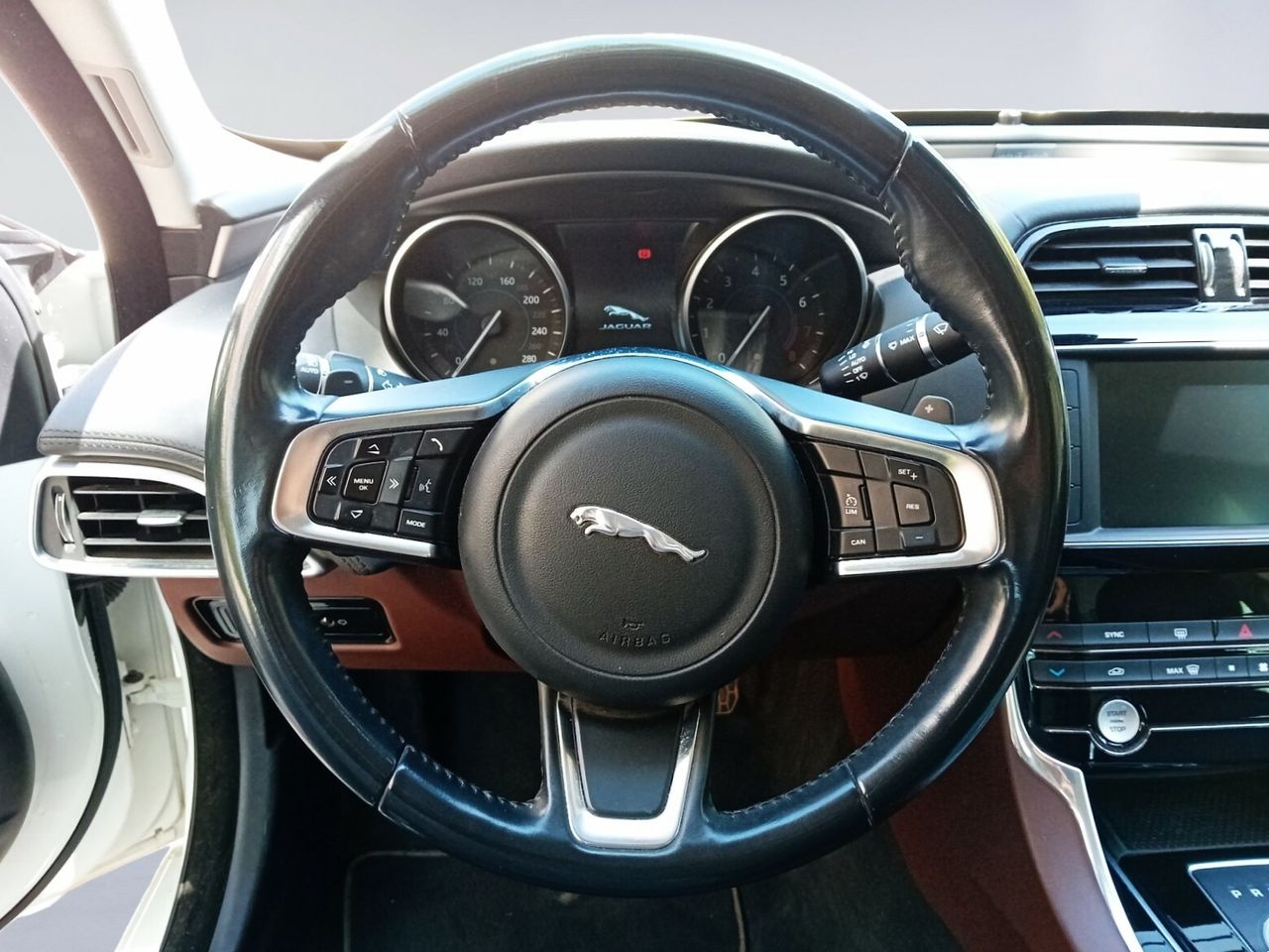 Foto Jaguar XE 8