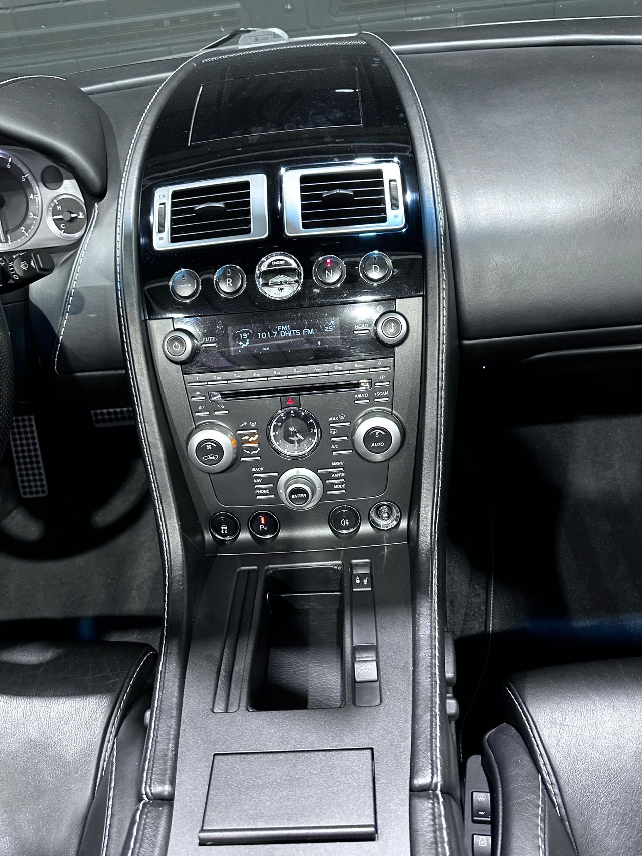 Foto Aston martin V8 13